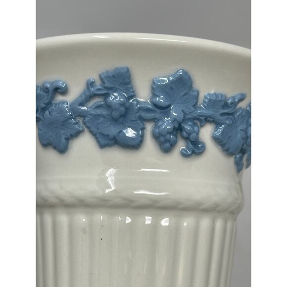 Wedgwood of Etruria & Barlaston Queensware English Grape leaf Vase - Picture 9 of 9